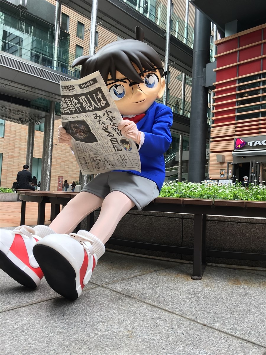 号外配布の様子。