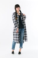 勝生勇利モデルのロングチェックシャツの着用例。