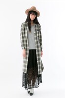 ヴィクトル・ニキフォロフモデルのロングチェックシャツの着用例。