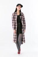 ユーリ・プリセツキーモデルのロングチェックシャツの着用例。