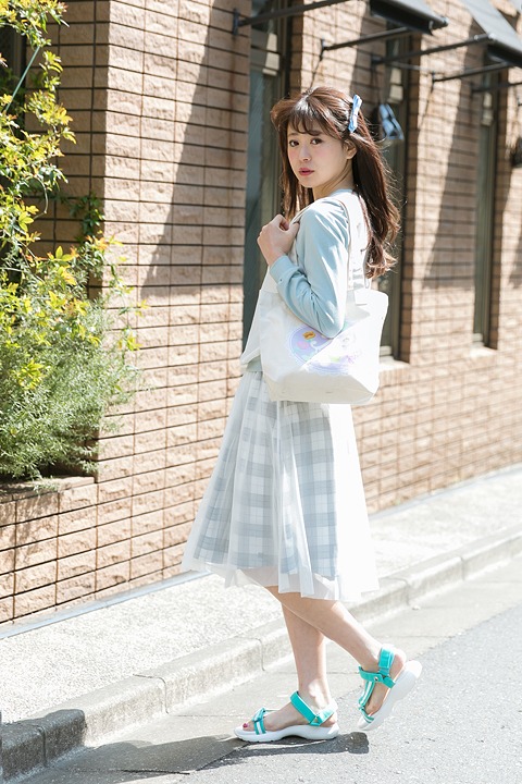 青葉城西高校のユニフォームをイメージしたスポーツサンダルの着用例。