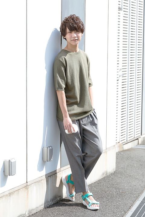 青葉城西高校のユニフォームをイメージしたスポーツサンダルの着用例。