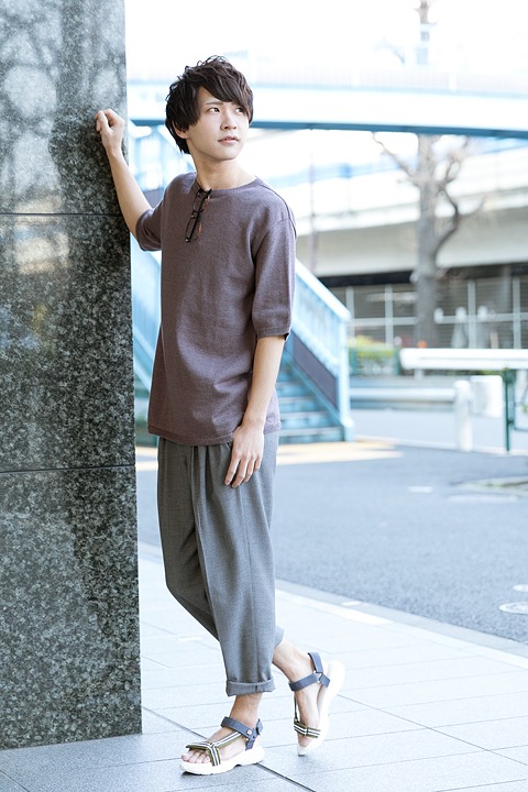 梟谷学園高校のユニフォームをイメージしたスポーツサンダルの着用例。