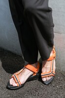 烏野高校のユニフォームをイメージしたスポーツサンダルの着用例。