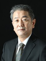 芳村役の加藤忠可。