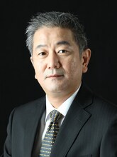 芳村役の加藤忠可。