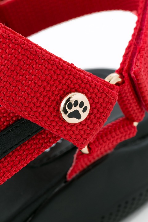 音駒高校モデルのスポーツサンダル。