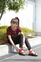 音駒高校モデルのユニフォームをイメージしたスポーツサンダルの着用例。