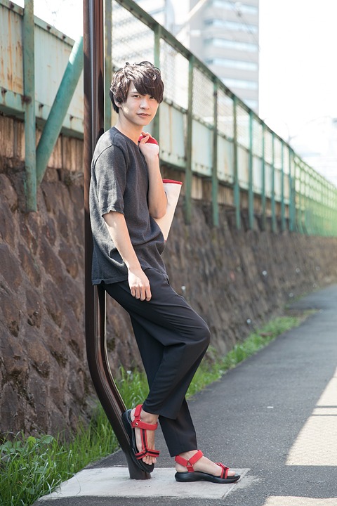 音駒高校モデルのユニフォームをイメージしたスポーツサンダルの着用例。