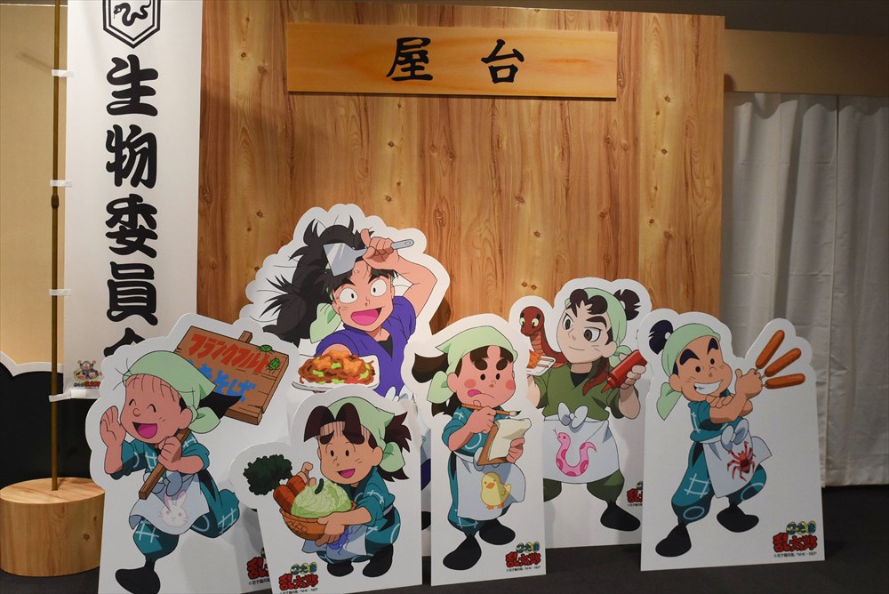 生物委員会は屋台でフランクフルトと焼きそばを販売。