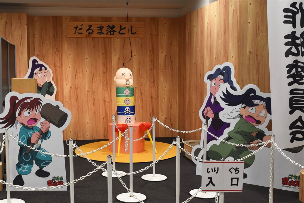 作法委員会のだるま落とし。指定された色を打ち飛ばすことができれば成功。