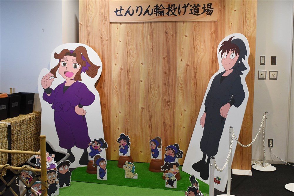 滝夜叉丸が見守るせんりん輪投げ道場。景品は缶バッジで、絵柄の指定はできない。