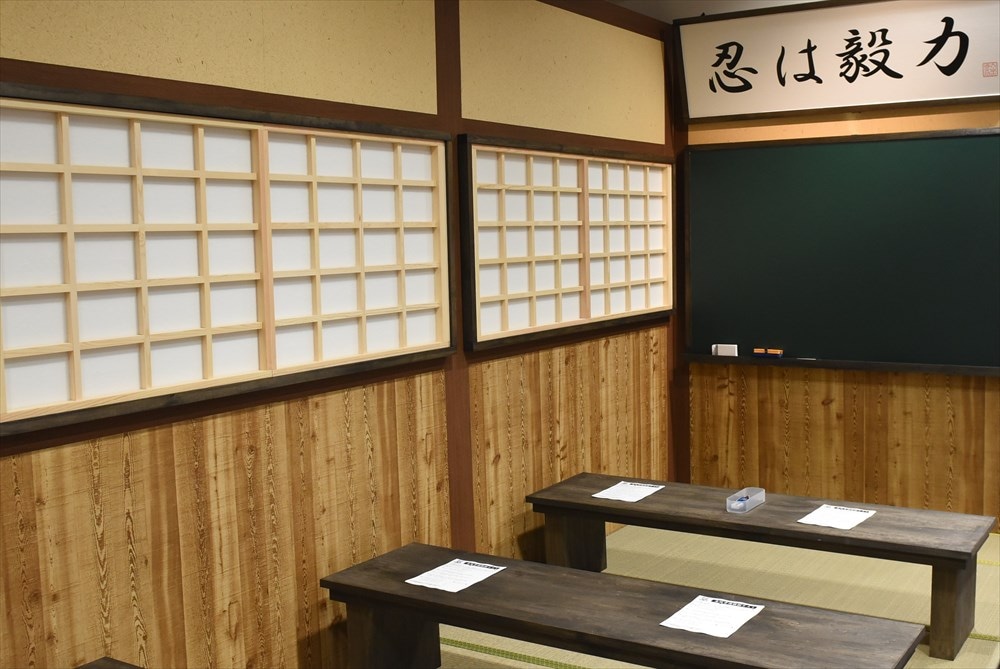 教室を再現した一角も。ここでテストに挑戦しよう。