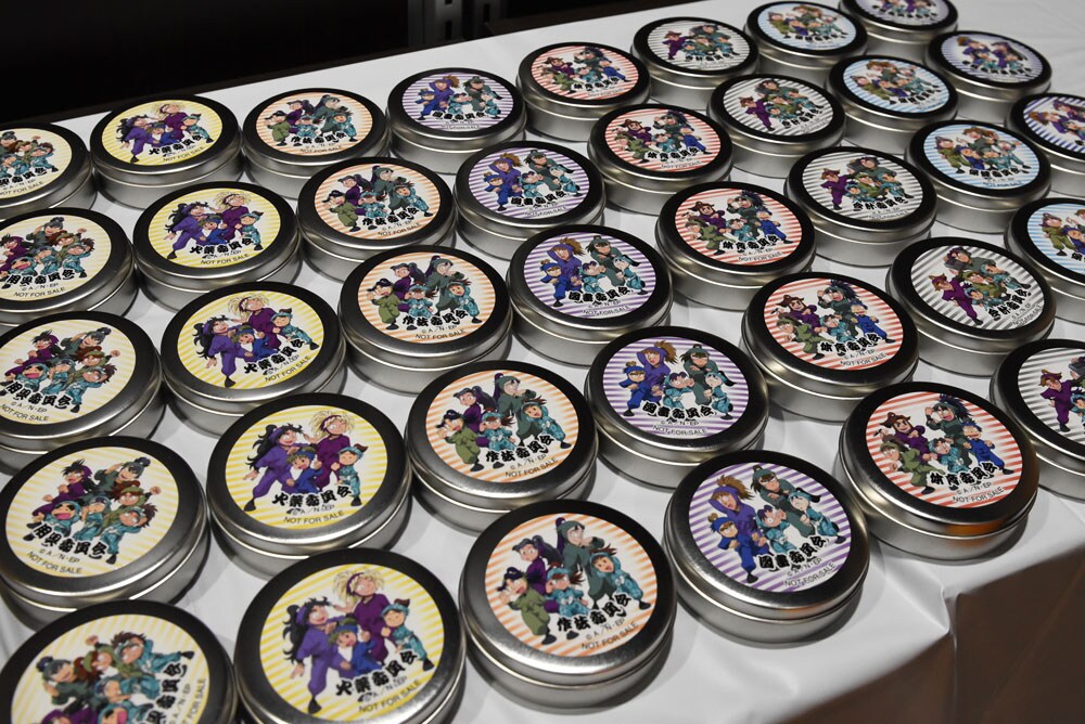 だるま落としの景品は缶ケース。好きなものを選べる。 - 「忍たま