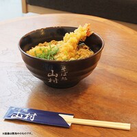 「そば処山村 どんぶり＆割り箸セット」の使用イメージ。