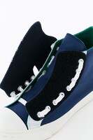 那須与一モデルのスニーカー。