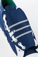 那須与一モデルのスニーカー。