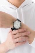 那須与一モデルをモチーフにした腕時計の着用例。