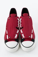 島津豊久モデルのスニーカー。