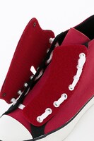 島津豊久モデルのスニーカー。