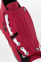 島津豊久モデルのスニーカー。