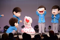 キティちゃんに夢中な6つ子たち。