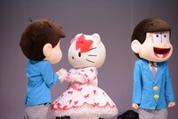 一松の手を握り返すキティちゃん。