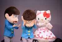 照れる一松（中央）。