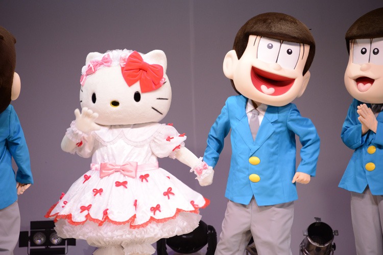 キティちゃんと手をつなぎ笑みを浮かべる十四松。