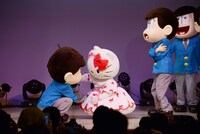 しゃがみ込む一松に声をかけるキティちゃん。