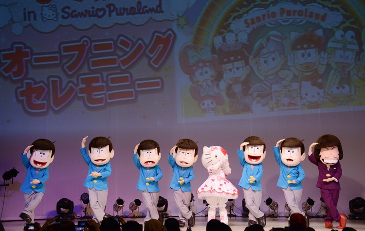 「シェー」のポーズをキティちゃんに披露する6つ子。
