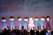 ポーズをキメる6つ子とキティちゃん。