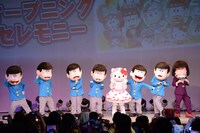 ポーズをキメる6つ子とキティちゃん。