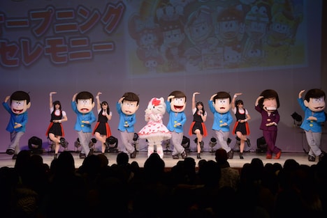 「シェー」のポーズをキティちゃんに披露する6つ子とA応P。