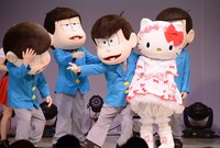 キティちゃんの肩を抱くカラ松。