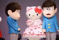 キティちゃんと手をつなぐトド松と、そんな2人を見つめる一松。