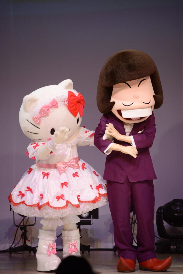 キティちゃんの手を取るイヤミ。