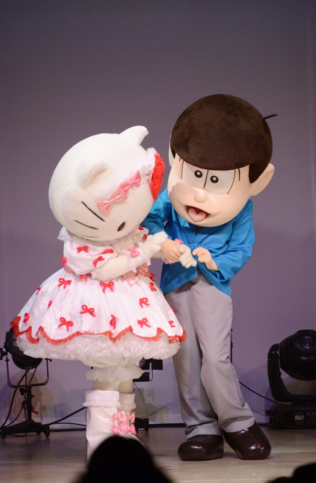 キティちゃんの手を拭いてあげるトド松。