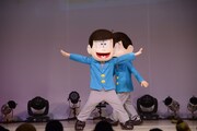 ステージに残り、踊るおそ松。