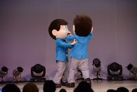 踊るおそ松を止めるチョロ松。