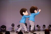 おそ松（右）を帰らせるチョロ松（左）。