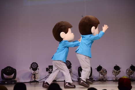 おそ松（右）を帰らせるチョロ松（左）。