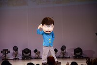 ステージでポーズをキメるカラ松。