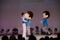 司会と抱き合うトド松。