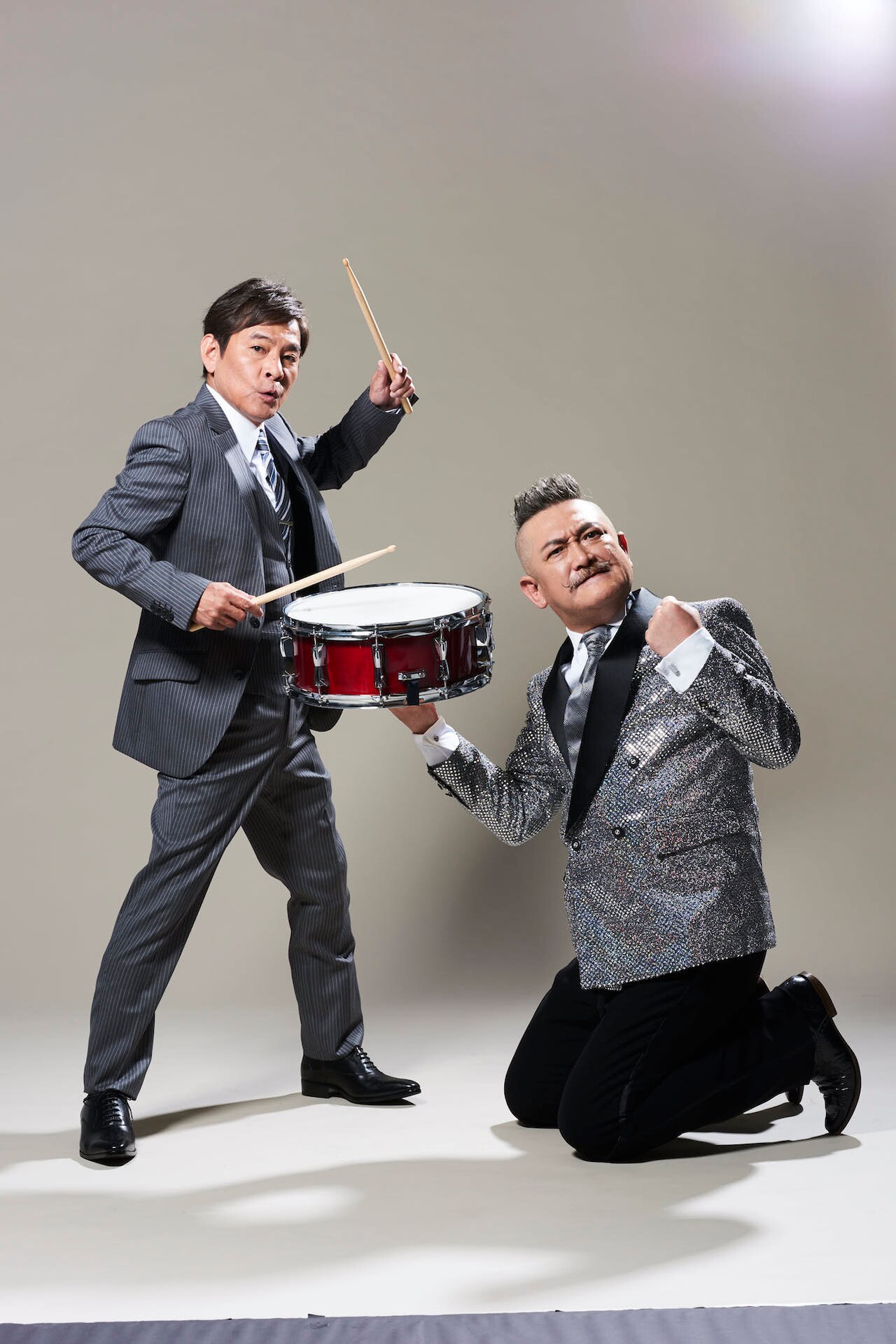 左から内場勝則、後藤ひろひと。