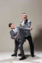 左から内場勝則、後藤ひろひと。