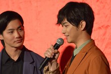 左から野村周平、千葉雄大。