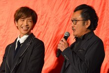 左から志尊淳、吉田鋼太郎。