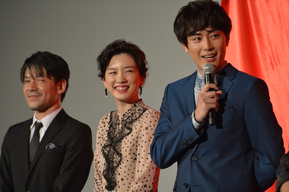 左から永井聡監督、永野芽郁、間宮祥太朗。