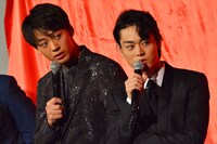 左から竹内涼真、菅田将暉。